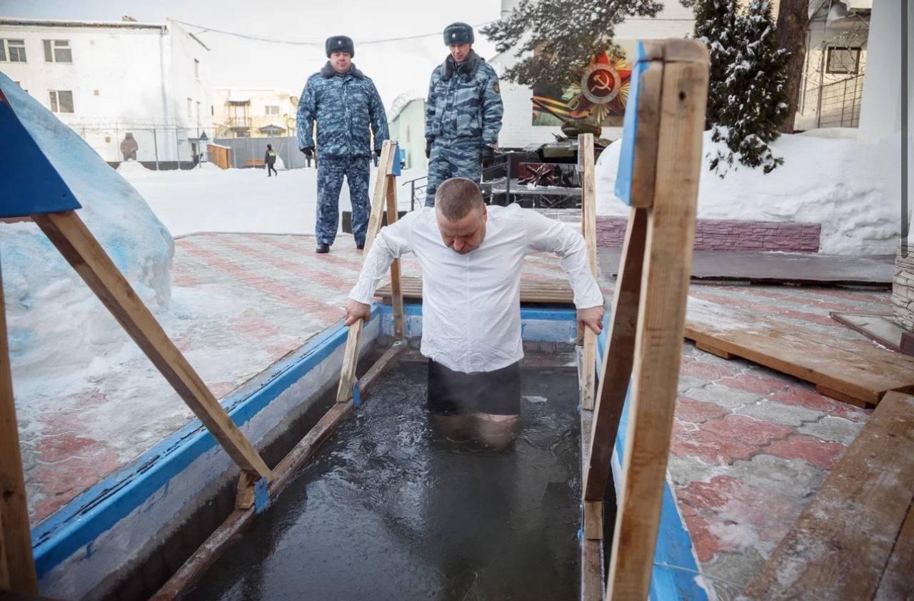 Фото В Новосибирске появились кадры купания на Крещение в колонии строгого режима 8
